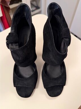 Steve Madden Black Suede Open Toe Ankle Cuff Heels Statement Button Size 8